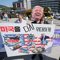 韓国の反トランプデモ参加者が風刺ポスターを持って通りに出る。(AP通信) 韓国の反トランプデモ参加者が風刺ポスターを持って通りに出る。(AP通信)