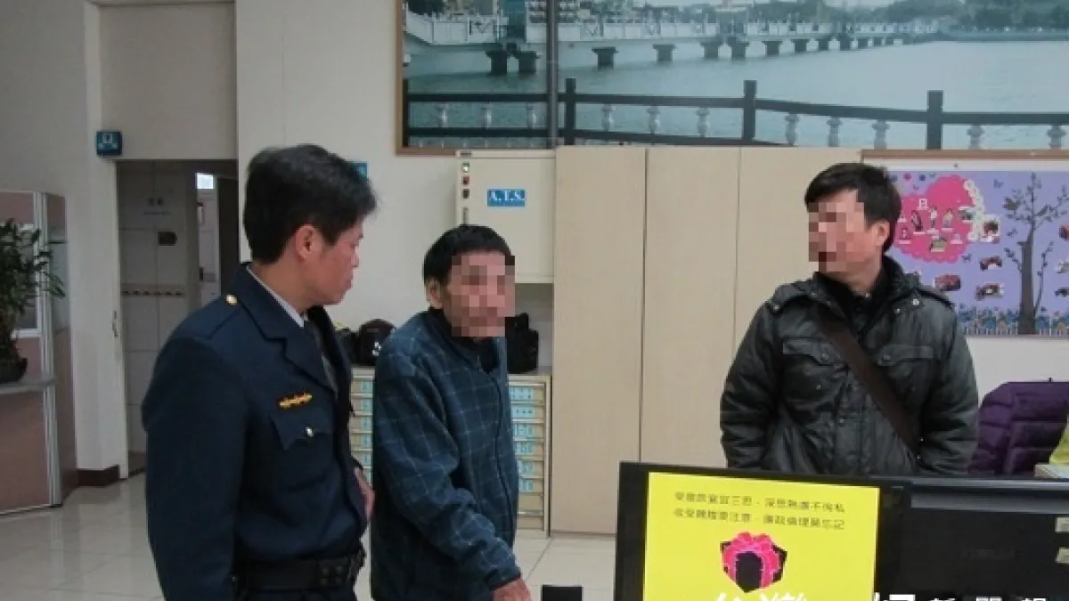 老翁攀橋欲跳池尋短 員警即刻救援阻輕生