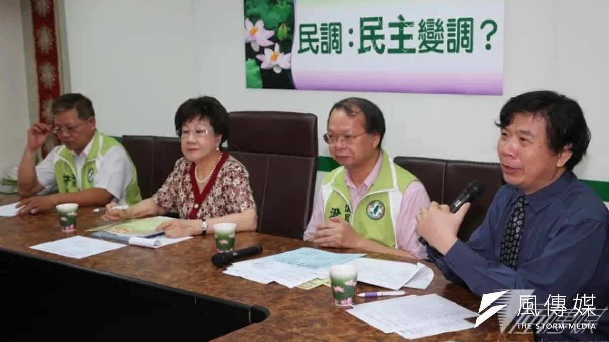 呂秀蓮召開「變調的民主:民調」說明會,左起桃園縣議員許森能、前副總統呂秀蓮、桃園縣議員梁新武、世新大學副教授吳統雄。(余志偉攝)