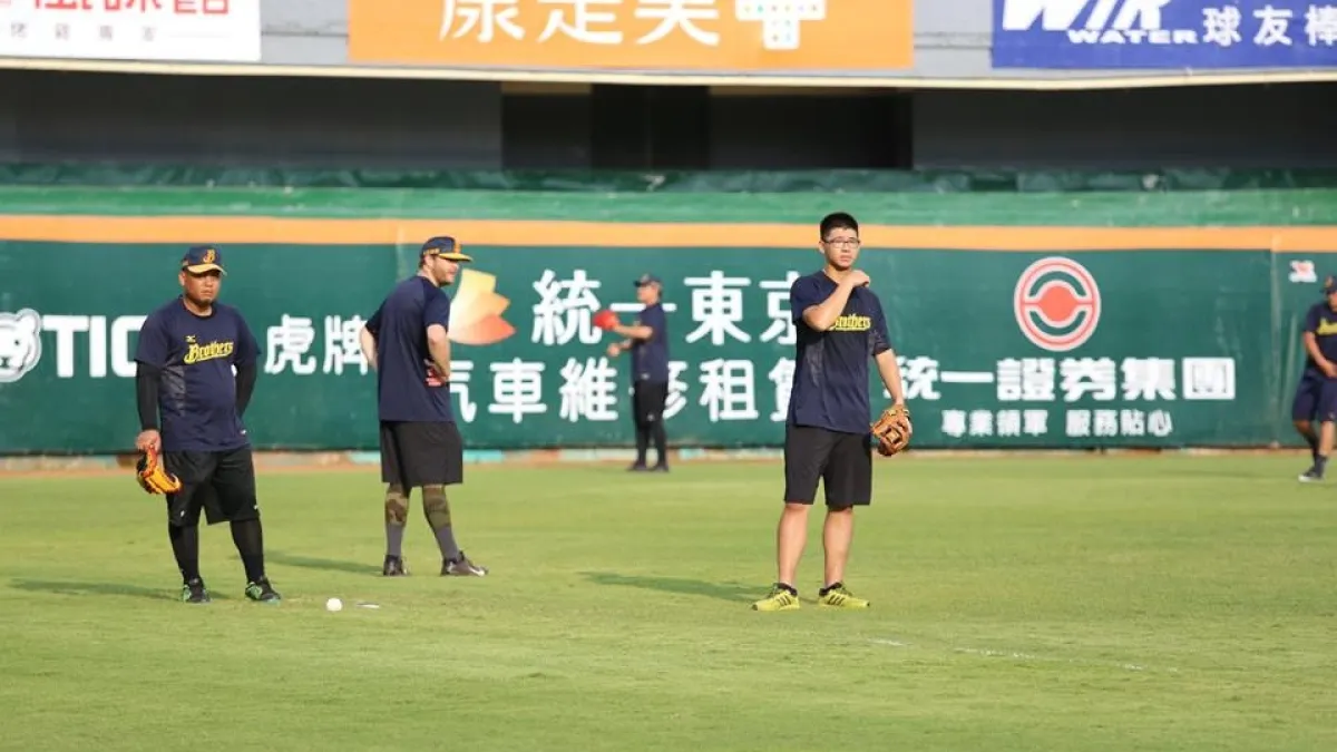 中金院提供暑期實習 陪中信兄弟職棒隊趴趴走