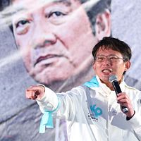 民衆党代理主席の黄国昌氏が111デモに出席し、登壇してスピーチを行った。(撮影:顔麟宇) 民衆党代理主席の黄国昌氏が111デモに出席し、登壇してスピーチを行った。(撮影:顔麟宇)