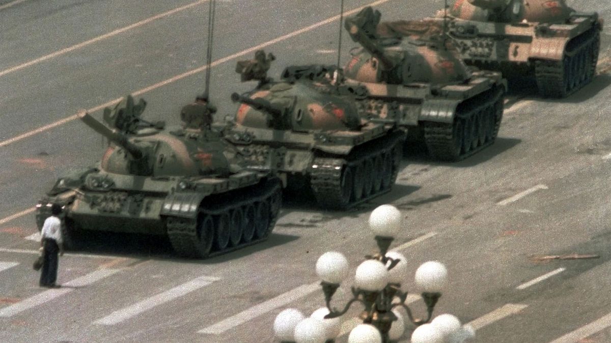 作者認為,六四災難是當局故意製造出來的,與軍人、與學生、市民,關聯性並不大。說白了,就是政變成功的中共高層驅動軍人、坦克進京碰瓷,無論軍人傷亡還是市民學生傷亡,當局都能收穫巨大的血債利益。(資料照,取自吾爾開希臉書) 作者認為,六四災難是當局故意製造出來的,與軍人、與學生、市民,關聯性並不大。說白了,就是政變成功的中共高層驅動軍人、坦克進京碰瓷,無論軍人傷亡還是市民學生傷亡,當局都能收穫巨大的血債利益。(資料照,取自吾爾開希臉書)