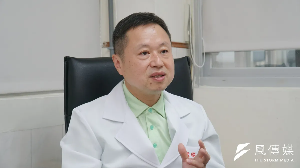 前三總內湖總院副院長、現任國防醫學大學教授葉啓斌是台灣兒童青少年精神醫學界的資深權威。(蔡親傑攝)