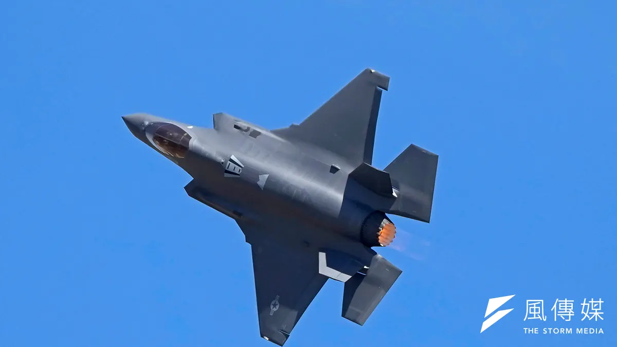 2025年2月12日,美國研製的F-35戰機在印度航空展進行特技飛行。(美聯社) 2025年2月12日,美國研製的F-35戰機在印度航空展進行特技飛行。(美聯社)