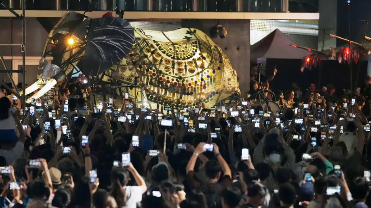2026 台北藝術節法國《大象來了》戶外展演吸引破十萬人湧入士林,6 日遊行於晚間 19:14 登場,基河路 17:30 起實施封路管制。(圖/中央社)
