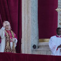 2025年5月8日、新たに選出された教皇レオ14世がバチカンのサン・ピエトロ大聖堂のバルコニーで信者たちに手を振って挨拶する。(AP通信) 2025年5月8日、新たに選出された教皇レオ14世がバチカンのサン・ピエトロ大聖堂のバルコニーで信者たちに手を振って挨拶する。(AP通信)