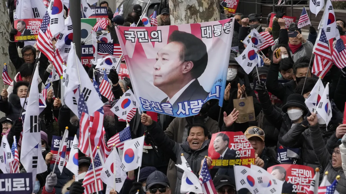 2025年2月25日,在首爾憲法法院附近,南韓總統尹錫悅的支持者舉行集會,標語寫著「人民的總統」。(美聯社)