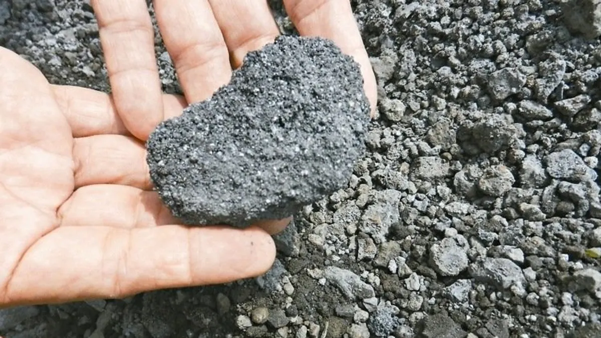 電弧煉鋼產生之爐渣。(取自財團法人塑膠工業中心) 電弧煉鋼產生之爐渣。(取自財團法人塑膠工業中心)