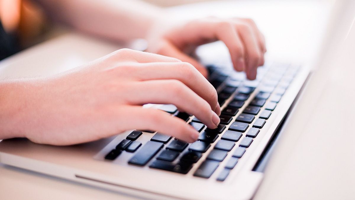 你有沒有想過,為何鍵盤上的字母都是照QWERTY排列,而不是ABCDE?為什麼這個奇怪的鍵盤已經存活了一百多年,還至今沒有辦法被取代呢?(圖/愛范兒ifanr) 你有沒有想過,為何鍵盤上的字母都是照QWERTY排列,而不是ABCDE?為什麼這個奇怪的鍵盤已經存活了一百多年,還至今沒有辦法被取代呢?(圖/愛范兒ifanr)