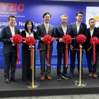 2026年5月22日、台湾の半導体テスト大手、京元電子(KYEC)がシンガポールで新たなテスト工場を開設し、駐シンガポール台北代表処の童振源代表(左から3人目)が式典に出席した。(写真/駐シンガポール台北代表処提供) 2026年5月22日、台湾の半導体テスト大手、京元電子(KYEC)がシンガポールで新たなテスト工場を開設し、駐シンガポール台北代表処の童振源代表(左から3人目)が式典に出席した。(写真/駐シンガポール台北代表処提供)