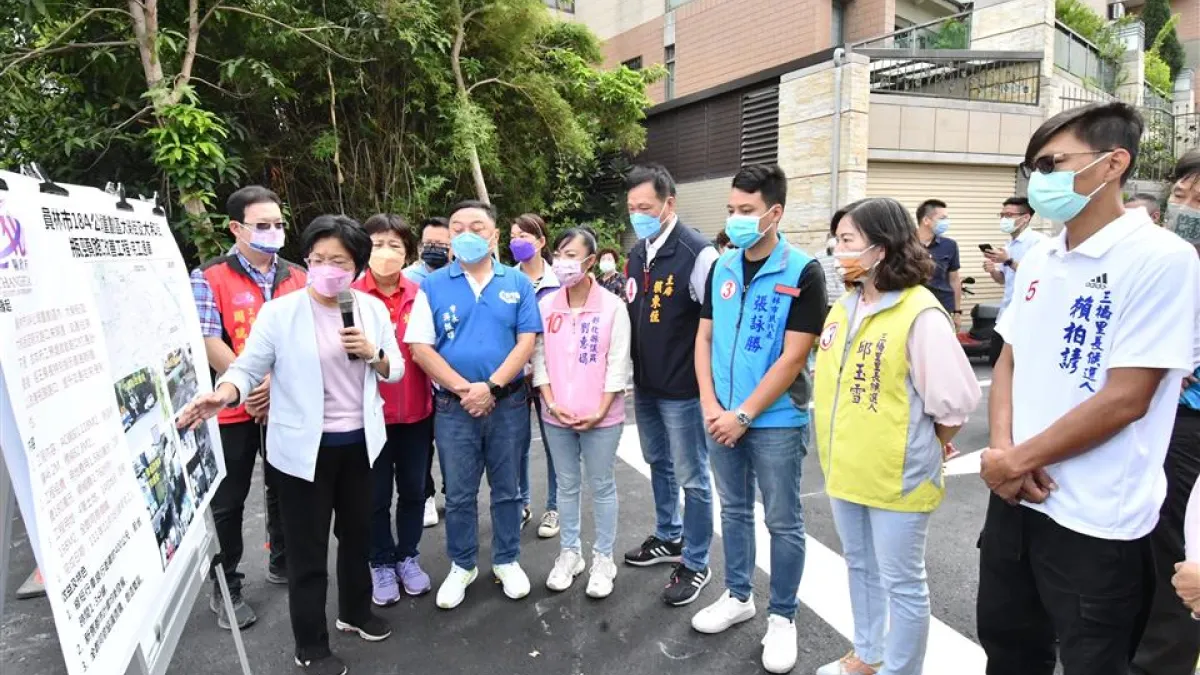 打通員林184重劃區瓶頸路段 「大榮街及大和街瓶頸路口改善工程」完工通車,王惠美縣長說明施工過程。(圖/彰化縣政府)