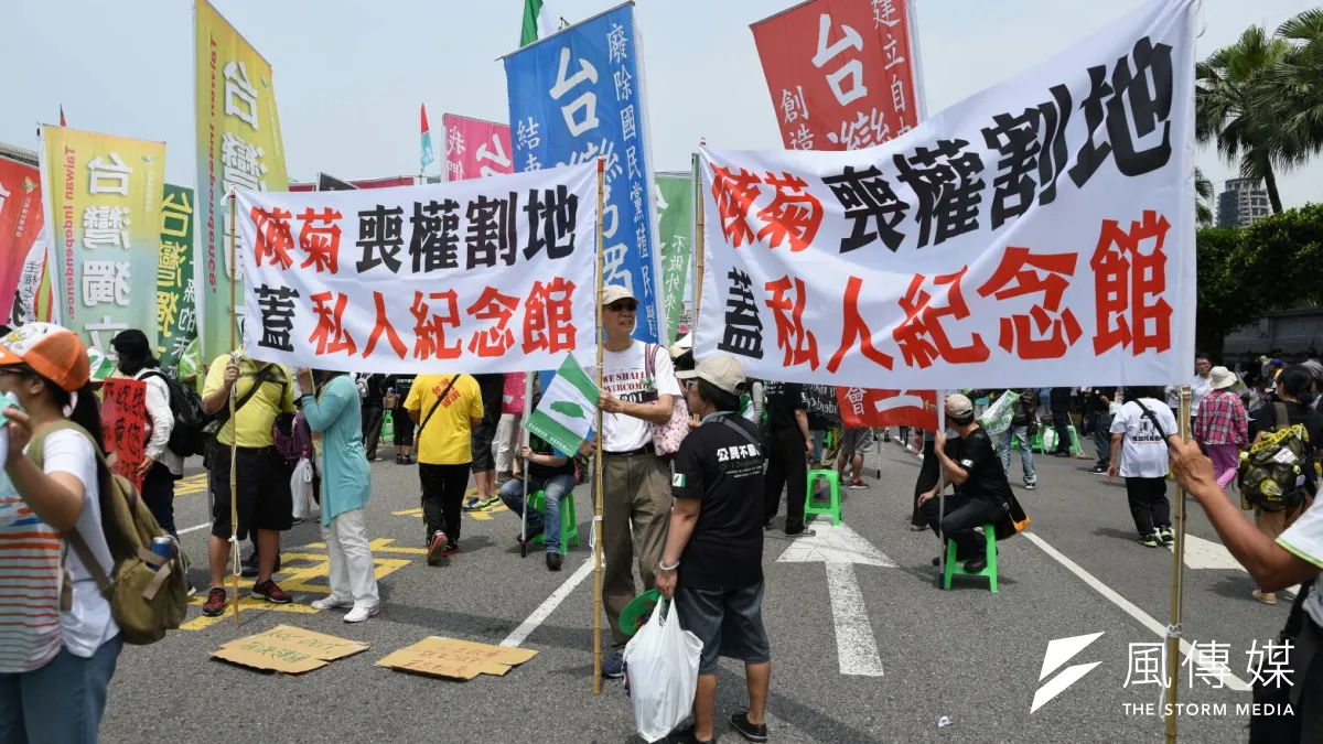 來自台南、高雄的環保團體,今日提出降低污染、反對開發的訴求,議題包括數十項,希望出身屏東的蔡英文保護南部的環境。(林惟崧攝)