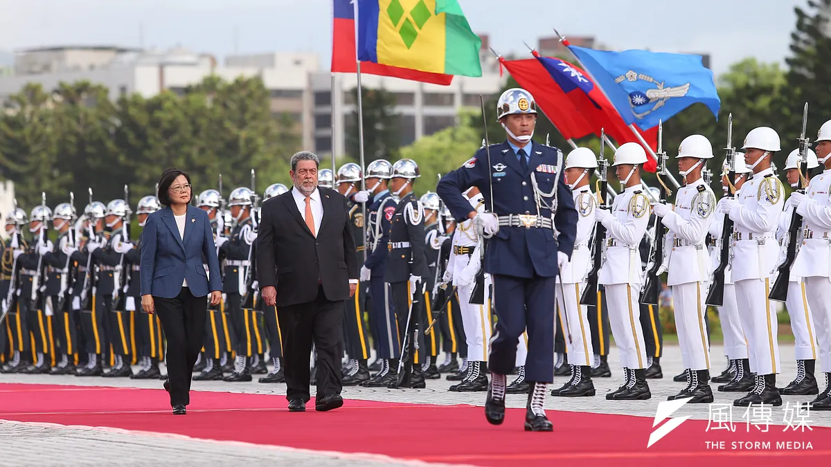 總統蔡英文以軍禮歡迎加勒比海邦交國聖文森及格瑞那丁總理龔薩福訪台。(顏麟宇攝) 總統蔡英文以軍禮歡迎加勒比海邦交國聖文森及格瑞那丁總理龔薩福訪台。(顏麟宇攝)