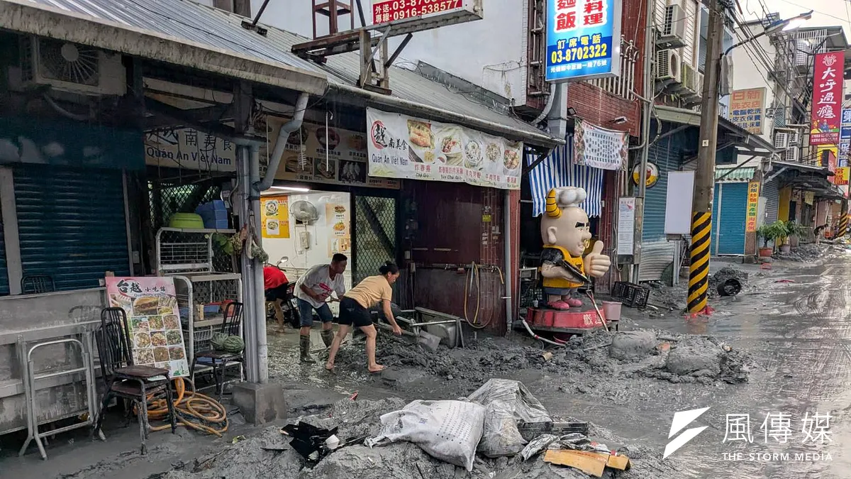 強颱樺加沙帶來驚人雨勢,花蓮馬太鞍溪上游堰塞湖壩頂於9月23日潰決,滾滾洪流淹沒光復鄉市區,造成重大傷亡。(示意圖/顏麟宇攝)