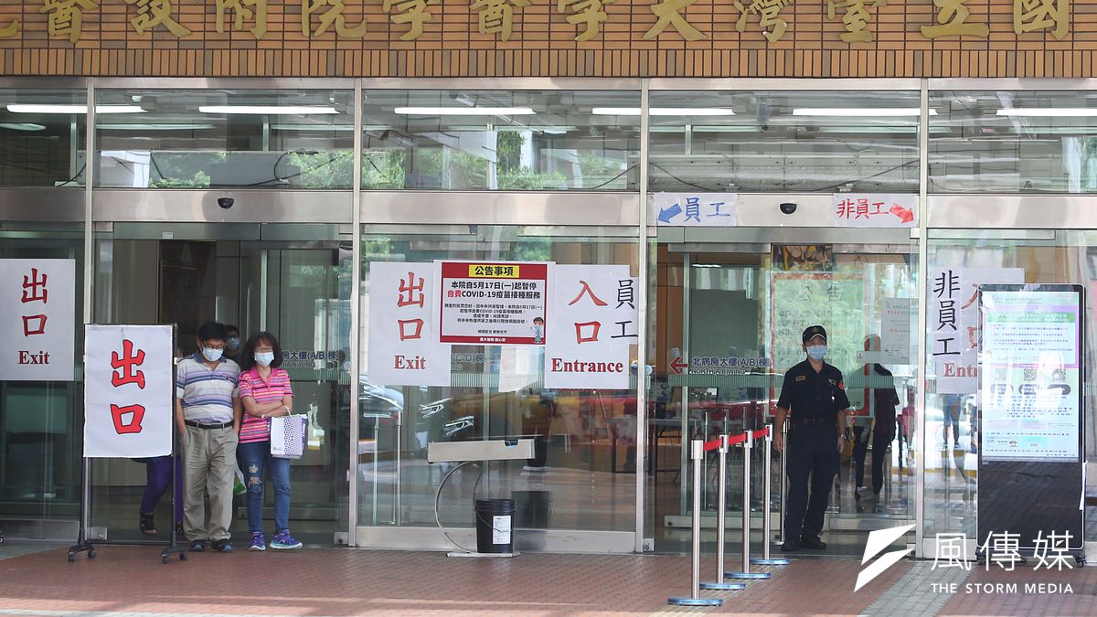 新北幼兒園群聚感染疫情持續延燒,一名和確診個案住在同社區的台大醫院麻醉護理師也中標,且日前曾到花蓮遊玩3天。圖為台大醫院。(資料照,顏麟宇攝) 新北幼兒園群聚感染疫情持續延燒,一名和確診個案住在同社區的台大醫院麻醉護理師也中標,且日前曾到花蓮遊玩3天。圖為台大醫院。(資料照,顏麟宇攝)