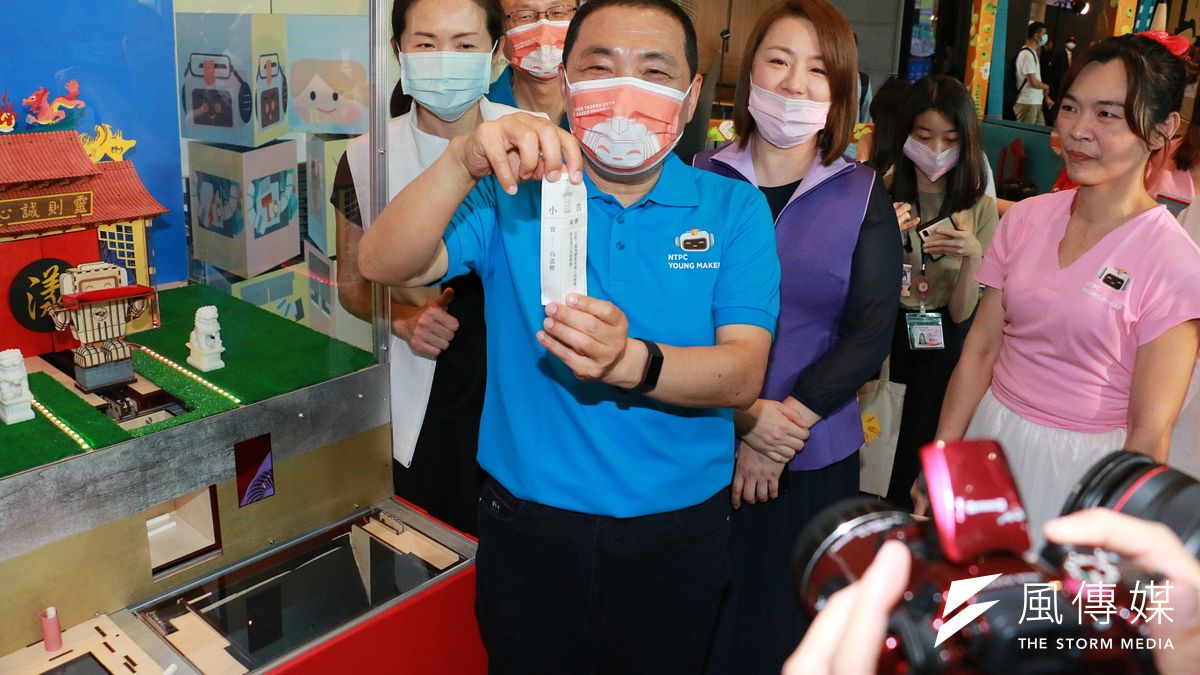 市長侯友宜體驗安康高中製作「特色AI求籤機」,抽出貢寮區特色趣味籤詩,邀請市民多去貢寮走走。(圖/李梅瑛) 市長侯友宜體驗安康高中製作「特色AI求籤機」,抽出貢寮區特色趣味籤詩,邀請市民多去貢寮走走。(圖/李梅瑛)