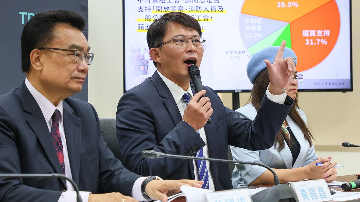 民眾黨總召黃國昌(中)5日在記者會中談及宜蘭市代會主席林智勇涉弊一案。(顏麟宇攝) 民眾黨總召黃國昌(中)5日在記者會中談及宜蘭市代會主席林智勇涉弊一案。(顏麟宇攝)