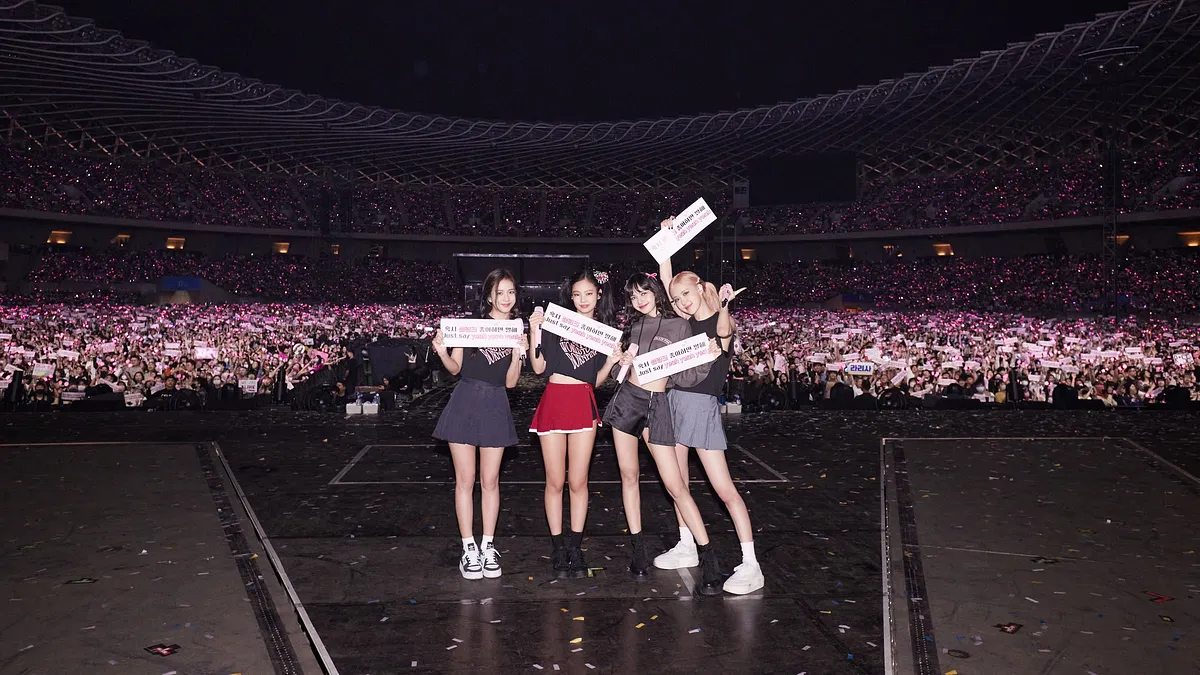 BLACKPINK與高雄演唱會觀眾合照。(圖/翻攝自BLACKPINK官方粉絲專頁) BLACKPINK與高雄演唱會觀眾合照。(圖/翻攝自BLACKPINK官方粉絲專頁)