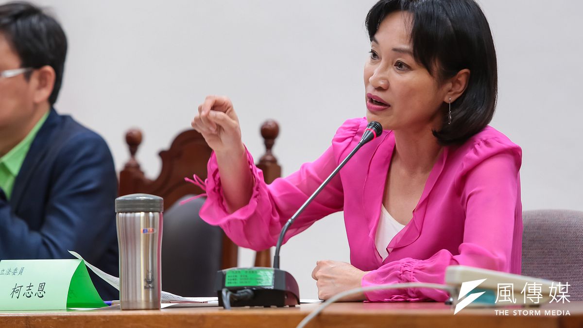 立法院日前明定補習班在對外招生時,負責人及老師姓名必須真實揭露,不過國民黨立委柯志恩6日則指控,教育部竟透過line下令關閉補習班老師的學、經歷資料,完全是「大開倒車」。(資料照,顏麟宇攝) 立法院日前明定補習班在對外招生時,負責人及老師姓名必須真實揭露,不過國民黨立委柯志恩6日則指控,教育部竟透過line下令關閉補習班老師的學、經歷資料,完全是「大開倒車」。(資料照,顏麟宇攝)