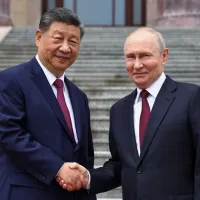 米国の専門家は、新型コロナ禍やロシアによるウクライナ侵攻以降、中国政府が極端な事態に備え、重要産業を南東部から内陸部へ移転するなど、多方面で準備を進めていると指摘する。こうした動きは、1960年代半ばに毛沢東が進めた「三線建設」を想起させるという。写真は2026年5月20日、北京で会談する習近平国家主席(右)とロシアのプーチン大統領。(AP通信) 米国の専門家は、新型コロナ禍やロシアによるウクライナ侵攻以降、中国政府が極端な事態に備え、重要産業を南東部から内陸部へ移転するなど、多方面で準備を進めていると指摘する。こうした動きは、1960年代半ばに毛沢東が進めた「三線建設」を想起させるという。写真は2026年5月20日、北京で会談する習近平国家主席(右)とロシアのプーチン大統領。(AP通信)