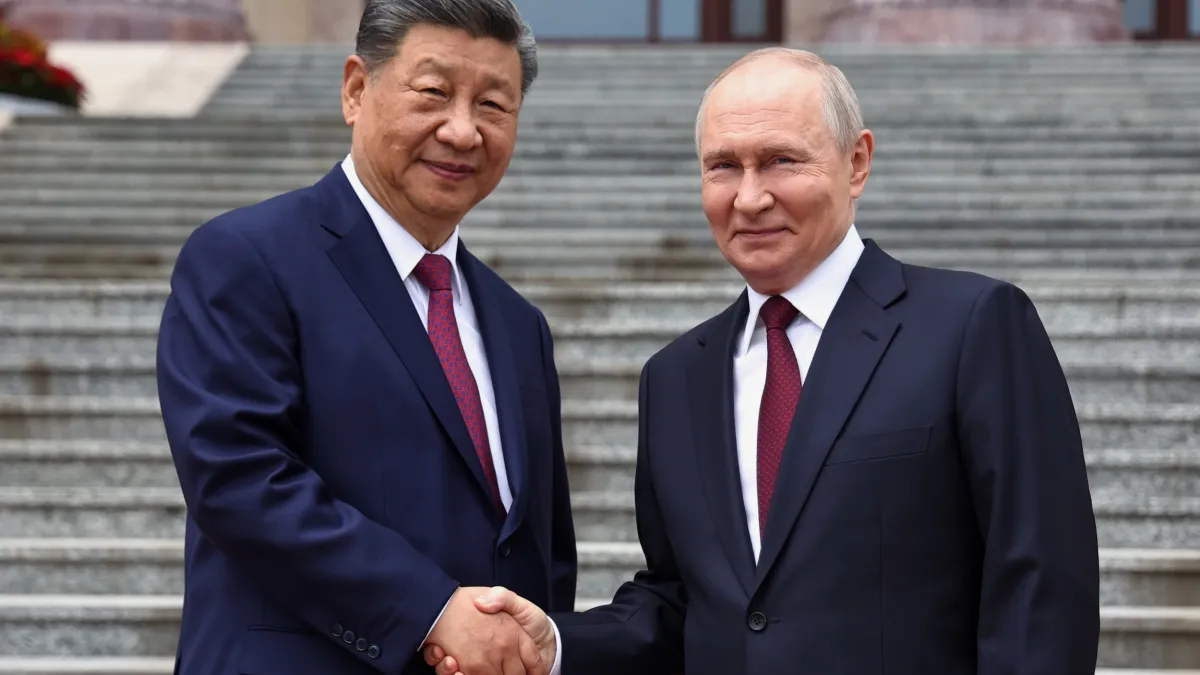 美方專家指出,在疫情及烏俄戰爭後,北京正多管齊下為極端狀況做準備,包括把重要產業從東南省份遷往內陸,令人想起1960年代中期毛澤東曾實施的三線建設。圖為2026年5月20日,中國國家主席習近平與俄羅斯總統普京在北京會晤。(美聯社)
