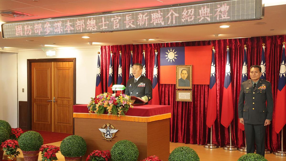 參謀總長黃曙光上將(中)4日上午主持參謀本部總士官督導長潘文清(右)新職介紹典禮。(取自軍聞社) 參謀總長黃曙光上將(中)4日上午主持參謀本部總士官督導長潘文清(右)新職介紹典禮。(取自軍聞社)