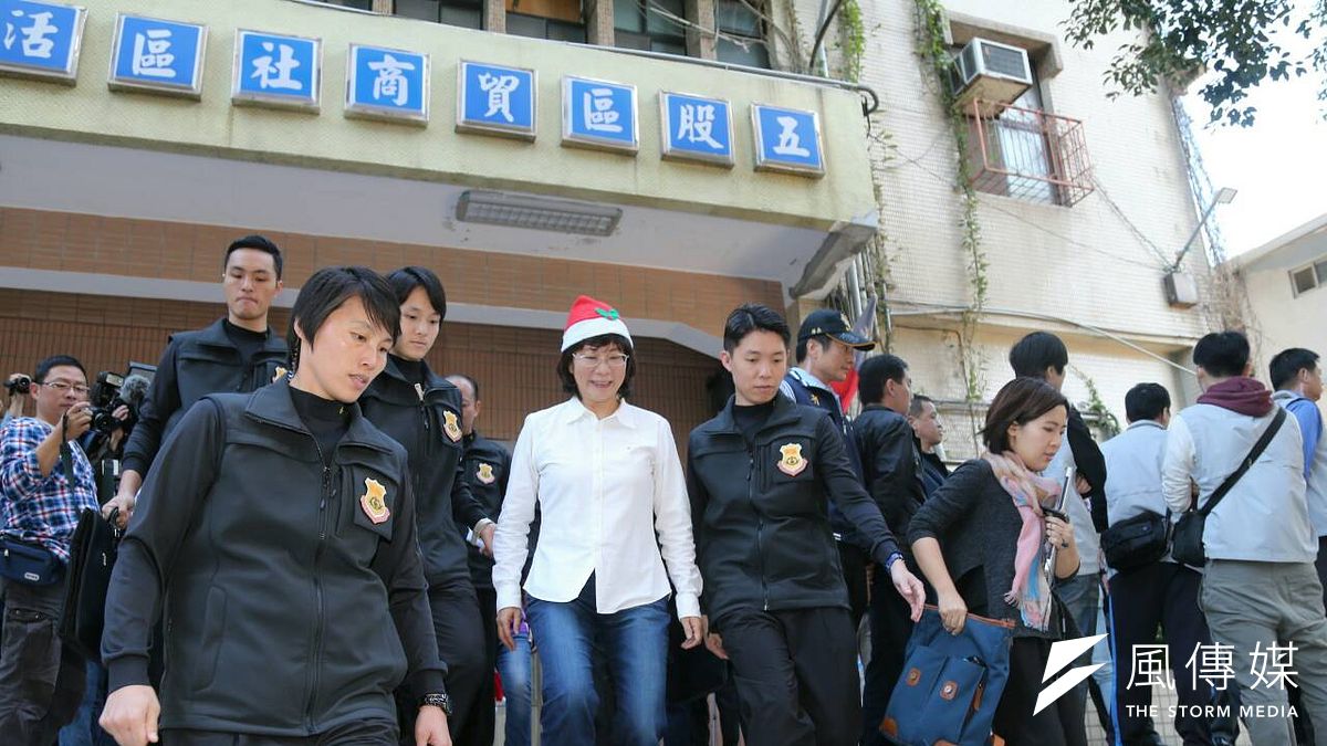 軍宅買賣案後,國民黨副總統候選人王如玄首度到眷村。(陳明仁攝) 軍宅買賣案後,國民黨副總統候選人王如玄首度到眷村。(陳明仁攝)