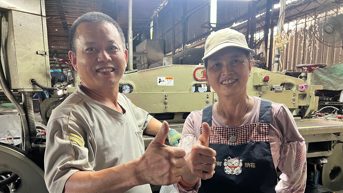 58歲的許乃文在經虎尾就業中心協助下,意外進入丈夫已任職5年的皮革工廠上班,現在夫妻倆一起上班、話題也變多了。(圖/勞動力發展署雲嘉南分署提供) 58歲的許乃文在經虎尾就業中心協助下,意外進入丈夫已任職5年的皮革工廠上班,現在夫妻倆一起上班、話題也變多了。(圖/勞動力發展署雲嘉南分署提供)