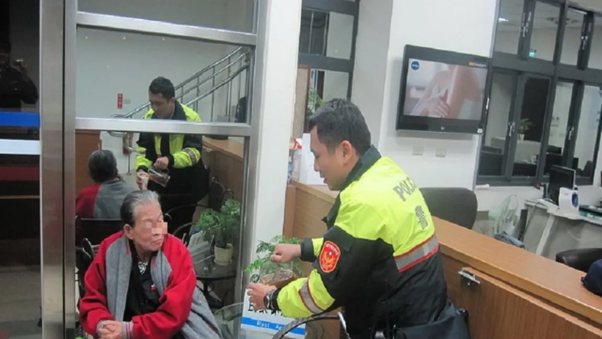 老婦夜半迷航到霧峰 巡邏警協助通知家人領回