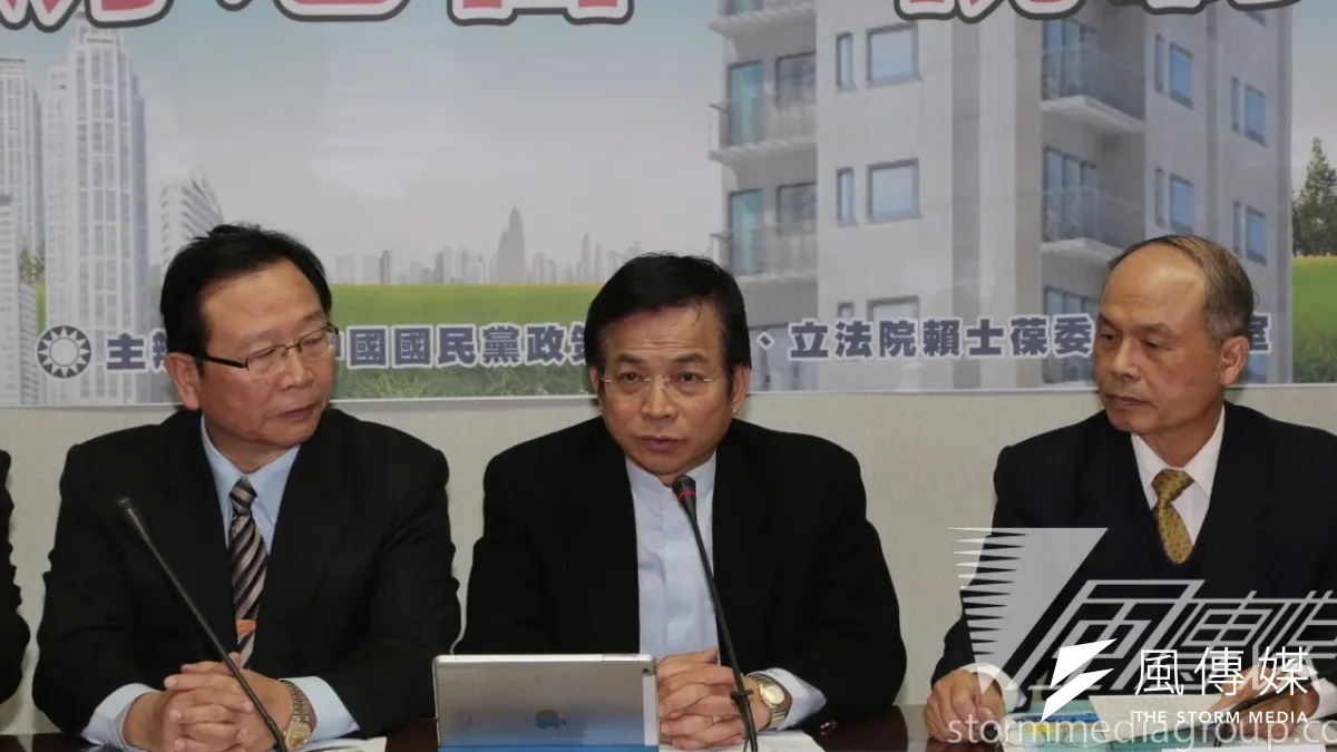 國民黨立院黨團13日中午邀財政部長張盛和(右)舉行房地合一稅公聽會。(余志偉攝)