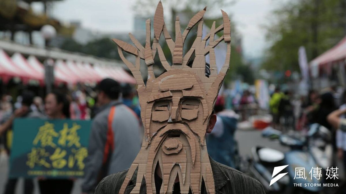 在松菸護樹遊行中,民眾頭戴著自行製作「樹人」頭套,希望如同電影中樹人一般,為保護森林存而努力。(余志偉攝) 在松菸護樹遊行中,民眾頭戴著自行製作「樹人」頭套,希望如同電影中樹人一般,為保護森林存而努力。(余志偉攝)