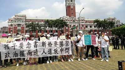 兩岸婚姻協調促進協會(婚促會)帶著滯陸孩童父母自救會成員前往總統府,要求蔡英文讓孩子返台就學。(婚促會臉書)