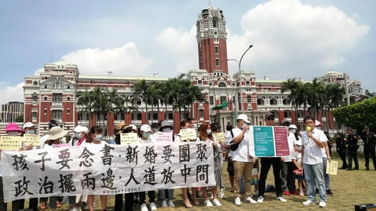 兩岸婚姻協調促進協會(婚促會)帶著滯陸孩童父母自救會成員前往總統府,要求蔡英文讓孩子返台就學。(婚促會臉書)