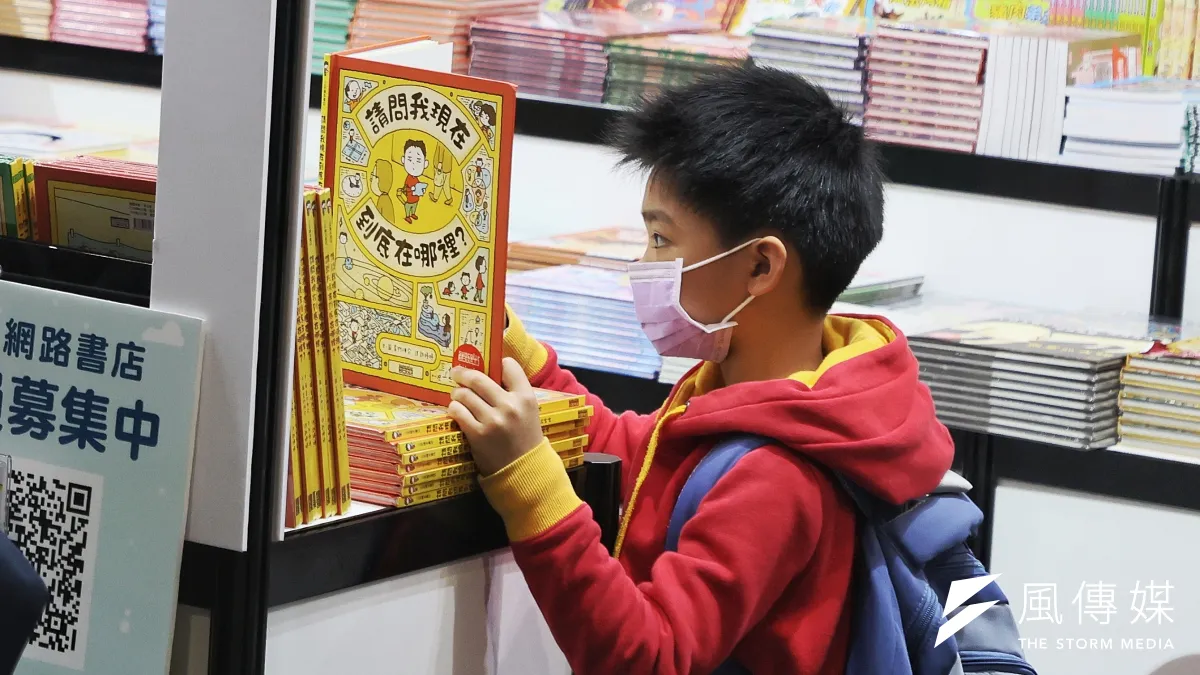 總統賴清德出席國際書展時,致詞內容提到「找一位好老師不如找一本好書」,引起議論。圖為學童於書展閱讀。(資料照,柯承惠攝)