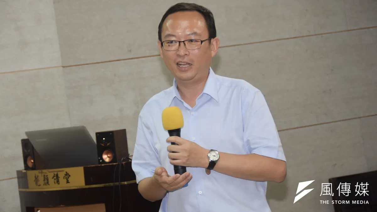 出生中國、現為美國公民的作家余杰發表新書《顛倒的民國》,2日晚間舉行新書分享會。(吳俊廷攝)