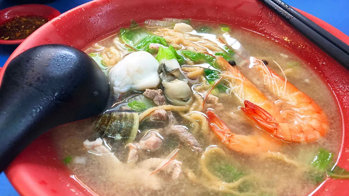 油炸過後的雞蛋麵加上獨特的鍋燒湯頭,料好實在的鍋燒意麵絕對是來到台南必吃的美食!(圖/妳好南搞提供) 油炸過後的雞蛋麵加上獨特的鍋燒湯頭,料好實在的鍋燒意麵絕對是來到台南必吃的美食!(圖/妳好南搞提供)