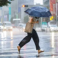 中央気象署によると、台風は現在、台湾の東北東約650キロの海上にあり、26日午後8時以降は次第に進路を西南西へ変える見通しだ。(イメージ画像/AI生成) 中央気象署によると、台風は現在、台湾の東北東約650キロの海上にあり、26日午後8時以降は次第に進路を西南西へ変える見通しだ。(イメージ画像/AI生成)