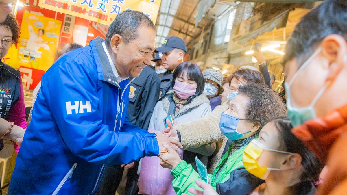 侯友宜17日到台中市向上市場拜票,受到熱烈歡迎。(侯友宜競選辦公室提供) 侯友宜17日到台中市向上市場拜票,受到熱烈歡迎。(侯友宜競選辦公室提供)
