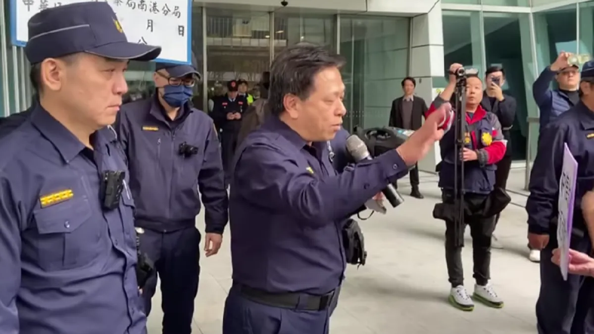 高教工會抗議現場警力維護秩序。(高教工會視頻截圖)