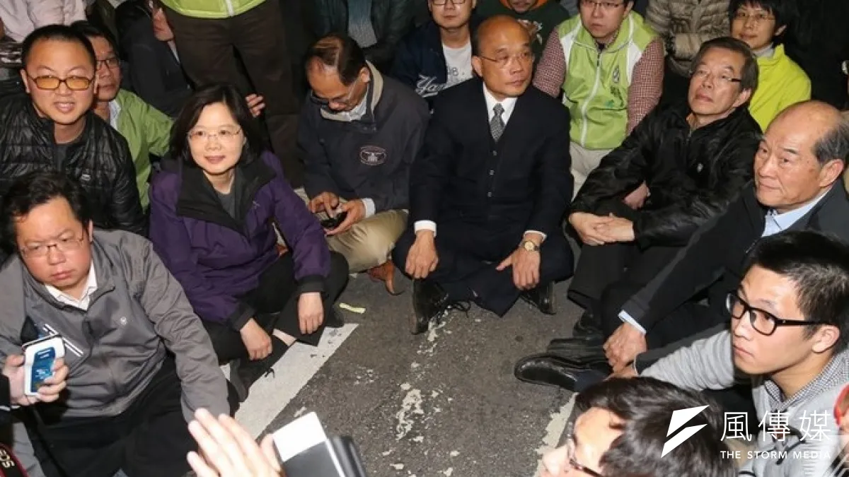 民進黨蘇貞昌、蔡英文、謝長廷、游錫堃等人在24日凌晨前往行政院聲援學生。(吳逸驊攝)