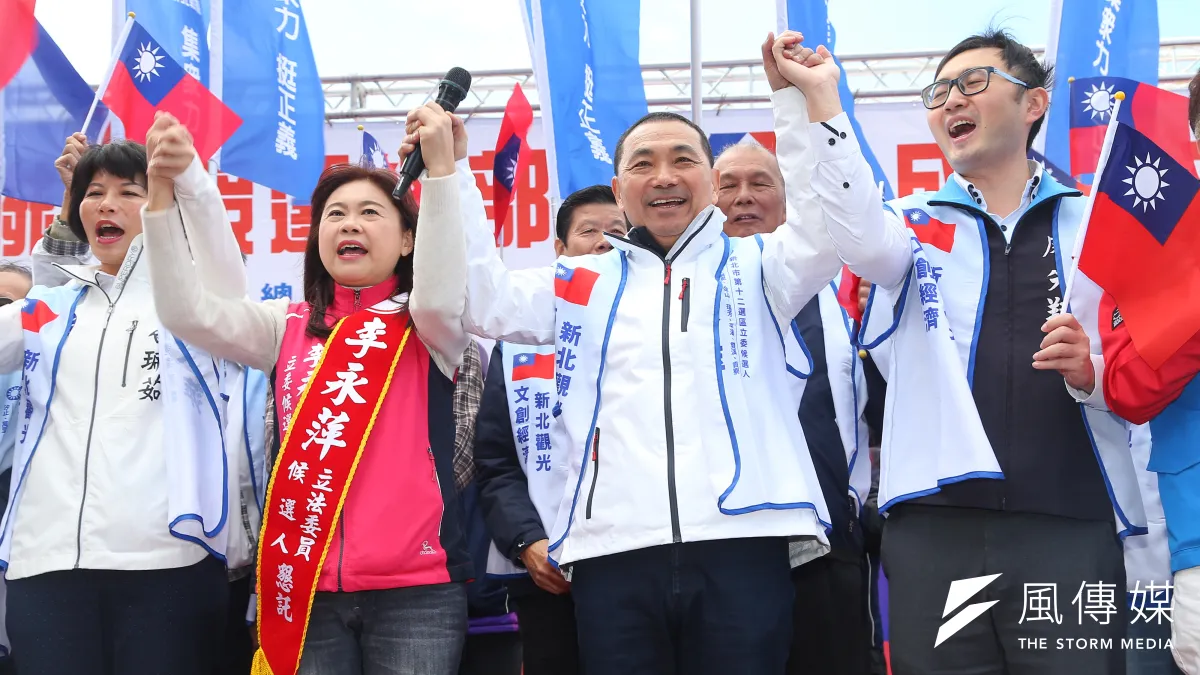 侯友宜出席李永萍汐止總部成立大會,希望李之後爭取捷運路線在他任內動工。(顏麟宇攝)