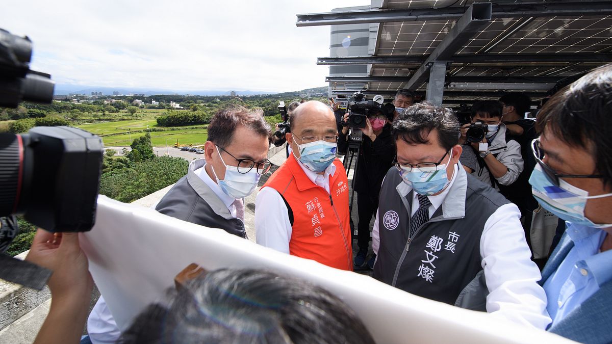 桃園市長候選人鄭運鵬與桃園市長鄭文燦今(3)日赴龍潭區陪同行政院長蘇貞昌視察龍潭科學園區。(圖/鄭運鵬競選辦公室提供) 桃園市長候選人鄭運鵬與桃園市長鄭文燦今(3)日赴龍潭區陪同行政院長蘇貞昌視察龍潭科學園區。(圖/鄭運鵬競選辦公室提供)