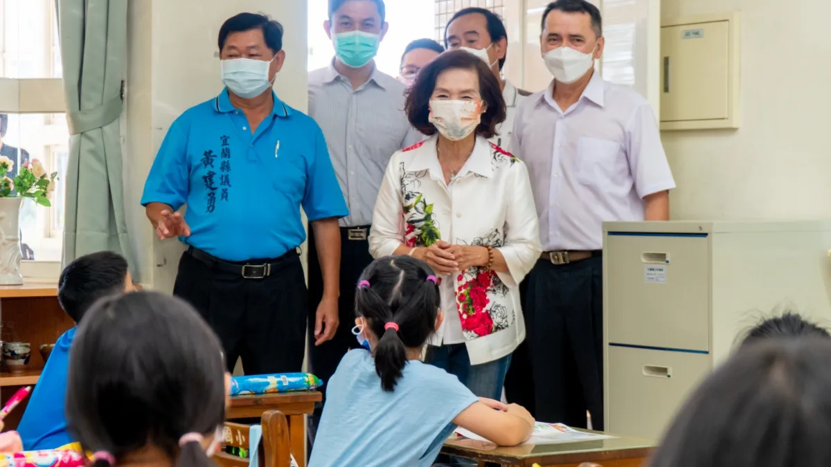 宜蘭縣長林姿妙30日前往壯圍鄉新南國小,關心校園防疫措施及學生返校上課情形。(圖/宜蘭縣政府教育處提供)