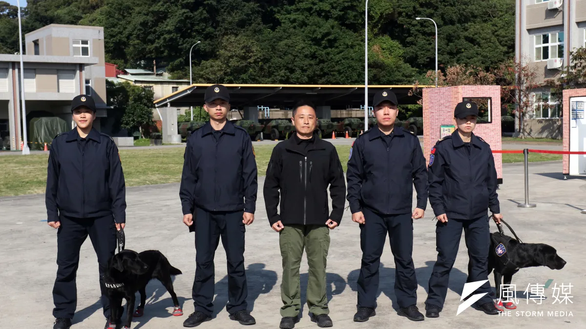 為強化國軍營內查緝毒品力道,憲兵首個緝毒犬分組日前掛牌上路,目前計有4名領犬員及3頭犬隻配賦在士林憲兵隊。(蘇仲泓攝)