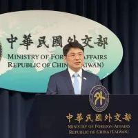 台湾外交部の蕭光偉報道官は2日、定例記者会見を開き、日本とフィリピンがEEZ境界画定交渉を正式に開始したことにより、台湾の漁業権益が損なわれる恐れがあるとのメディアの質問に答えた。(写真/鍾秉哲撮影) 台湾外交部の蕭光偉報道官は2日、定例記者会見を開き、日本とフィリピンがEEZ境界画定交渉を正式に開始したことにより、台湾の漁業権益が損なわれる恐れがあるとのメディアの質問に答えた。(写真/鍾秉哲撮影)
