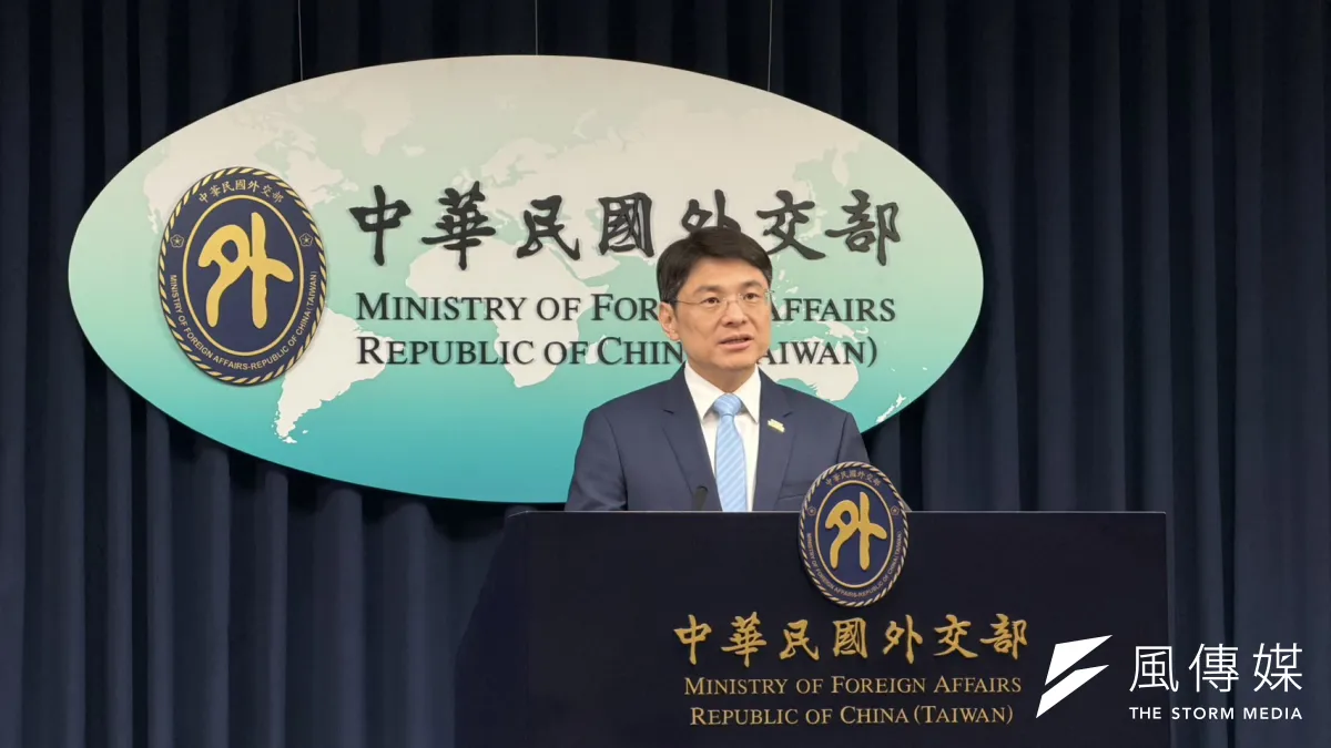 台湾外交部の蕭光偉報道官は2日、定例記者会見を開き、日本とフィリピンがEEZ境界画定交渉を正式に開始したことにより、台湾の漁業権益が損なわれる恐れがあるとのメディアの質問に答えた。(写真/鍾秉哲撮影)