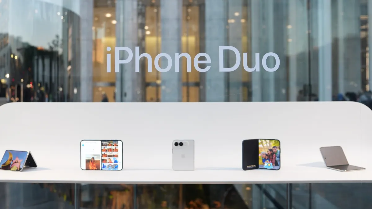 2026年10月23日,美國紐約,第五大道Apple Store內展示不同開合姿態的iPhone Duo新機。(美聯社)