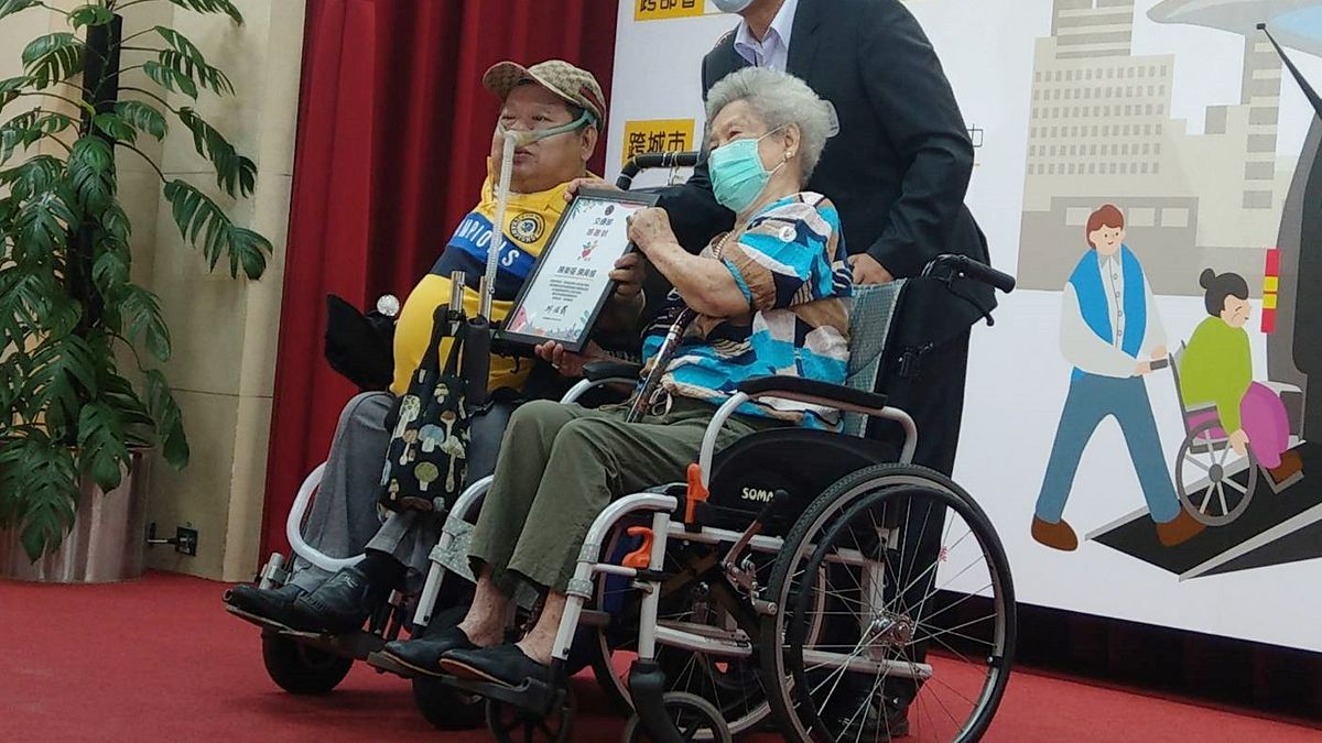 交通部長林佳龍出席「愛接送-預約式通用計程車」啟動儀式。(交通部運研所提供) 交通部長林佳龍出席「愛接送-預約式通用計程車」啟動儀式。(交通部運研所提供)