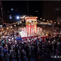 六本木ヒルズで8月21日から23日まで「六本木ヒルズ盆踊り2026」が開催され、盆踊りや伝統芸能、限定グルメなどが楽しめる。(写真/六本木ヒルズPR事務局提供) 六本木ヒルズで8月21日から23日まで「六本木ヒルズ盆踊り2026」が開催され、盆踊りや伝統芸能、限定グルメなどが楽しめる。(写真/六本木ヒルズPR事務局提供)