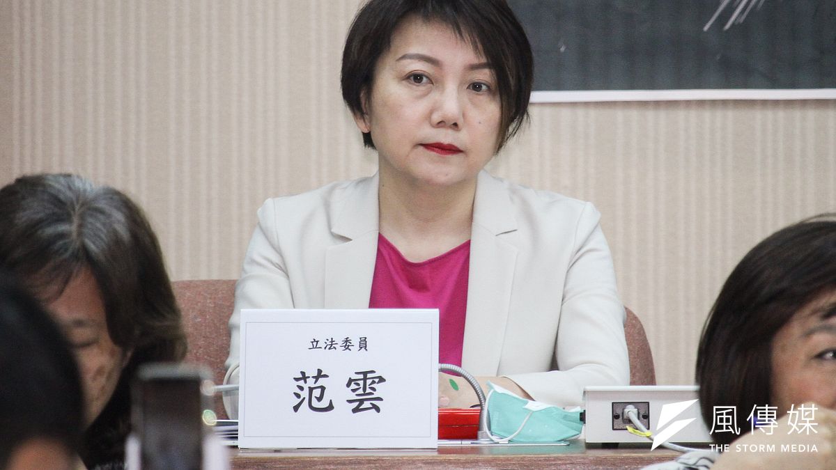 民進黨立委范雲日前在促進轉型正義委員會的邀請下,瀏覽當年情治單位對她的監控檔案。(資料照,蔡親傑攝) 民進黨立委范雲日前在促進轉型正義委員會的邀請下,瀏覽當年情治單位對她的監控檔案。(資料照,蔡親傑攝)